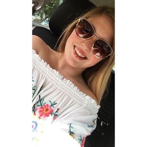 Meet your Posher, Alexis